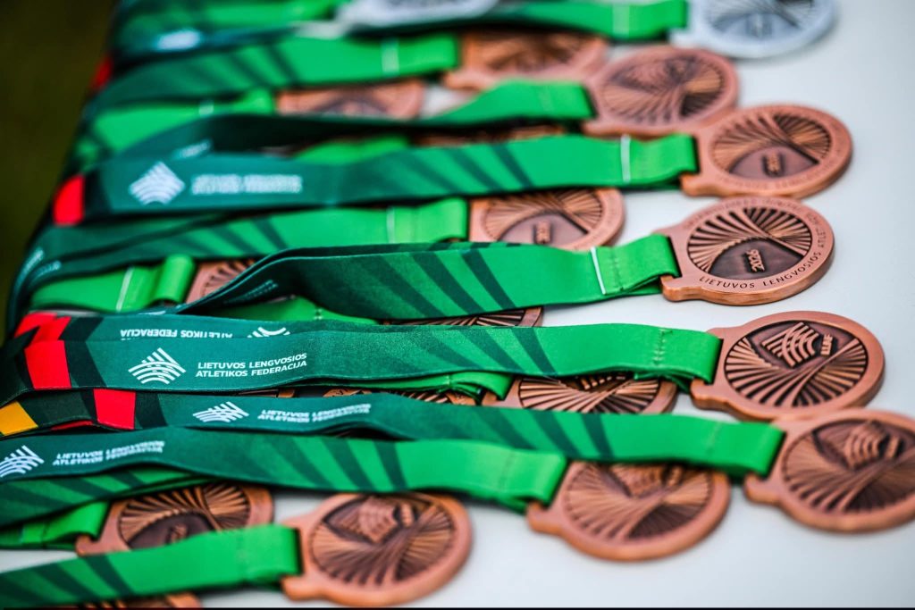 Sportininkų medaliai išdėlioti ant stalo