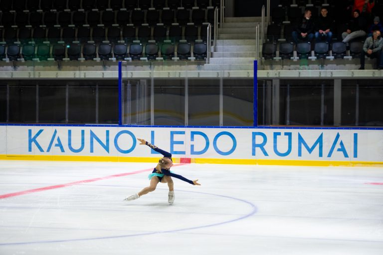 Dailiojo čiuožimo sportininkė Kauno ledo rūmuose